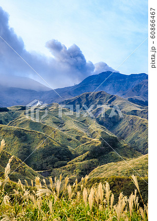 仙酔峡登山道から阿蘇山の秋景色・草紅葉　【熊本県阿蘇市】 60866467