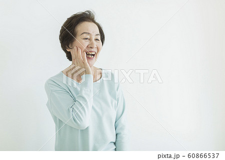シニア女性 60866537