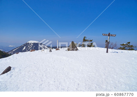 冬の長野県北八ヶ岳 北横岳の北峰山頂 60867770