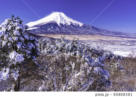 (山梨県)雪化粧した二十曲峠から望む、富士山 (山梨県)雪化粧した二十曲峠から望む、富士山 60868381