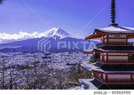 （山梨県）これぞ日本、降雪した新倉山浅間公園・忠霊塔から望む富士山 60868496