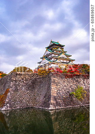 紅葉の大阪城天守閣、京橋口川からの景観 紅葉の大阪城天守閣、京橋口川からの景観 60869607