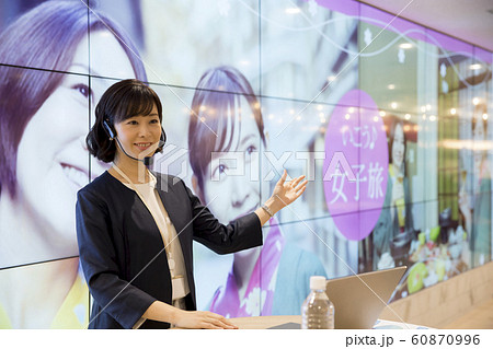 旅行会社　旅行プラン発表　女性　プレゼンイメージ 60870996