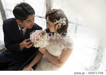 韓国人 新婚夫婦 カップル 60871709