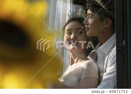 韓国人 カップル 結婚 60871753