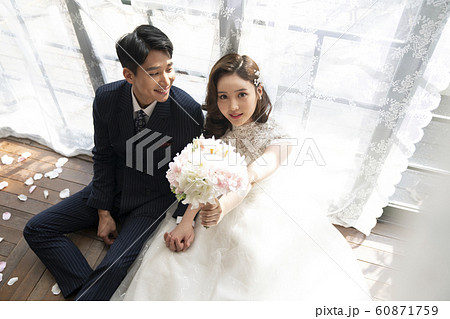 韓国人 カップル 結婚 60871759
