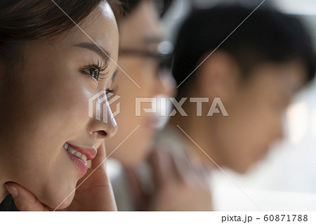 韓国人 若い女性 笑顔 60871788