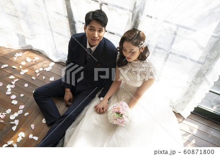 韓国人 カップル 結婚の写真素材