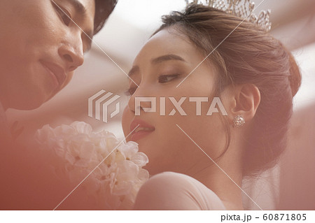 韓国人 若い女性 新婚夫婦 60871805