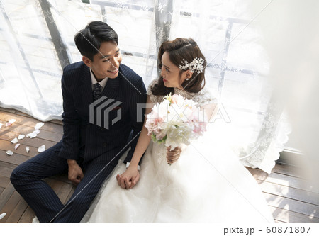 韓国人 カップル 結婚 60871807