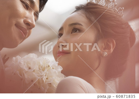 韓国人 カップル 結婚 60871835