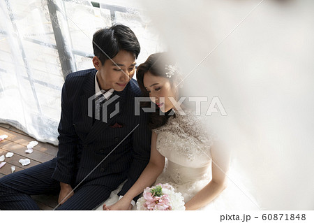 韓国人 新婚夫婦 カップル 60871848