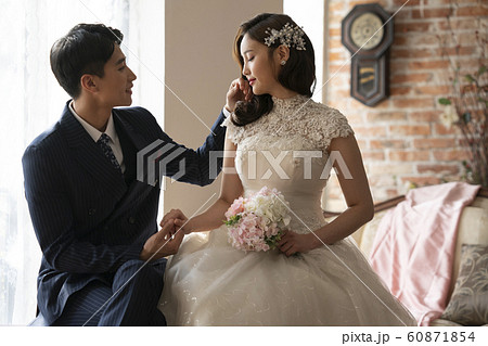 韓国人 新婚夫婦 カップル 60871854