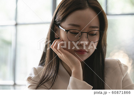 韓国人 若い女性 会社員 60871866