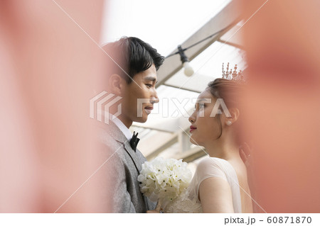 韓国人 カップル 結婚 60871870