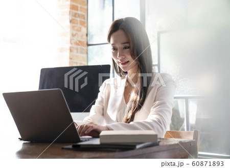 韓国人 若い女性 会社員 60871893