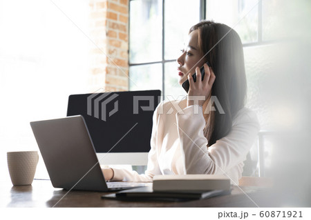 韓国人 若い女性 会社員 60871921