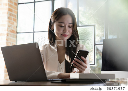 韓国人 若い女性 会社員 60871937