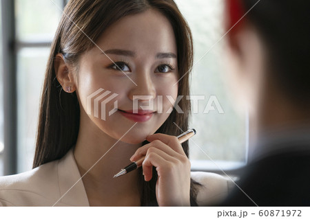 韓国人 若い女性 会社員 60871972