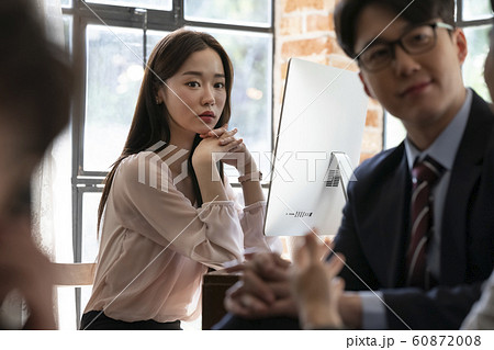 韓国人 若い女性 会社員 60872008