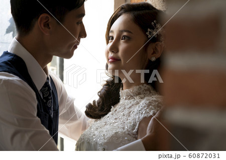 韓国人 新婚夫婦 カップル 60872031