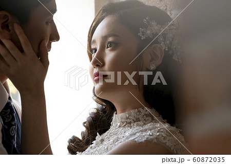 韓国人 カップル 結婚 60872035