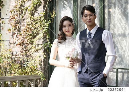 韓国人 カップル 結婚の写真素材