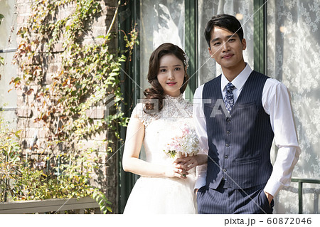 韓国人 カップル 結婚 60872046