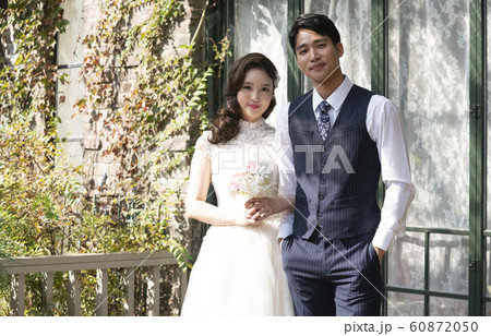 韓国人 カップル 結婚の写真素材