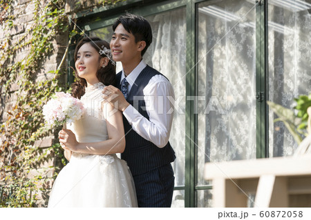 韓国人 カップル 結婚 60872058