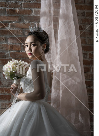 韓国人 若い女性 結婚 60872094