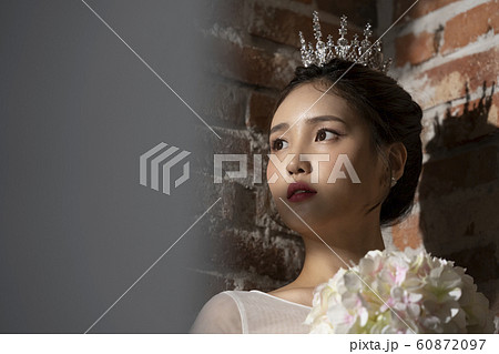 韓国人 若い女性 花嫁 60872097