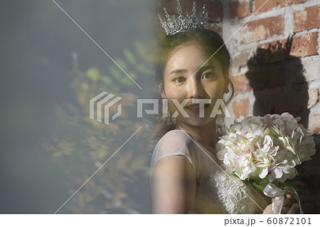 韓国人 若い女性 花嫁 60872101