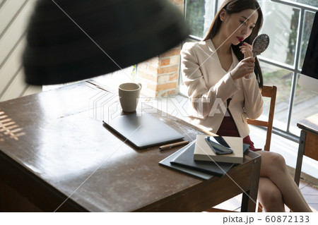 韓国人 若い女性 会社員 60872133