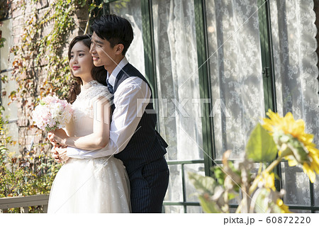 韓国人 カップル 結婚の写真素材