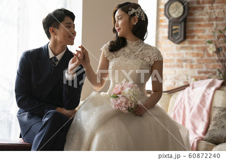 韓国人 新婚夫婦 カップルの写真素材