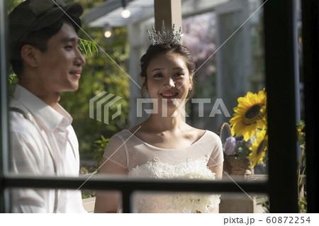 韓国人 新婚夫婦 カップル 60872254