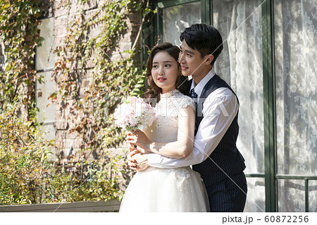 韓国人 カップル 結婚の写真素材