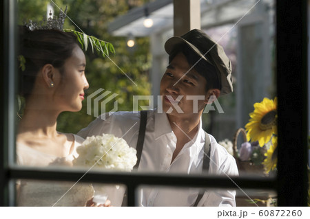 韓国人 カップル 結婚 60872260