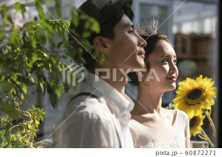 韓国人 カップル 結婚 60872271