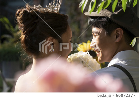 韓国人 カップル 結婚 60872277