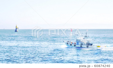 平磯灯台と漁船 60874240