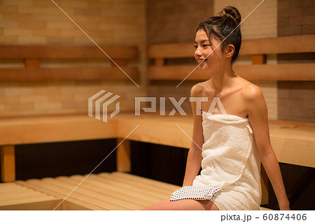 サウナに入る女性 60874406