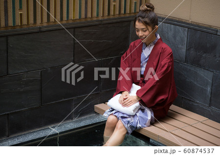 足湯に入る女性 足湯に入る女性 60874537