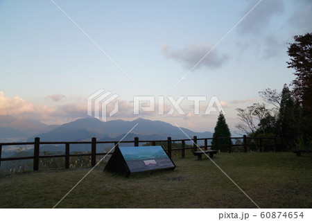蛇越展望所から見える由布院盆地の風景 蛇越展望所から見える由布院盆地の風景 60874654
