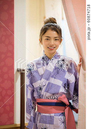 お風呂入る女性 お風呂入る女性 60874718