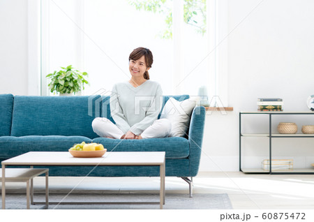 若い女性 60875472