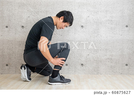 スポーツウェアを着た男性 60875627