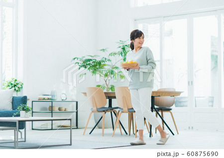 若い女性 60875690