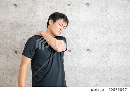 スポーツウェアを着た男性 60876047